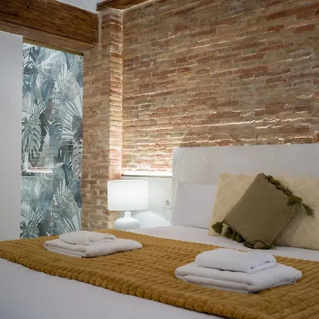 Apartment Market - Ciutat Vella, Exclusively For Families - Mid-term *